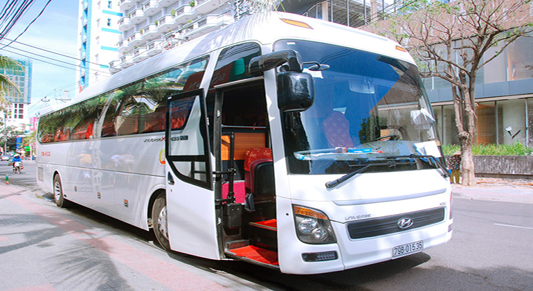 How to get from Danang to Hue by open bus