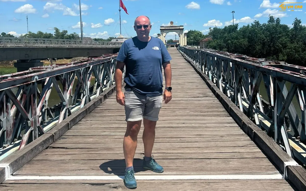 The demarcation line at Hien Luong Bridge