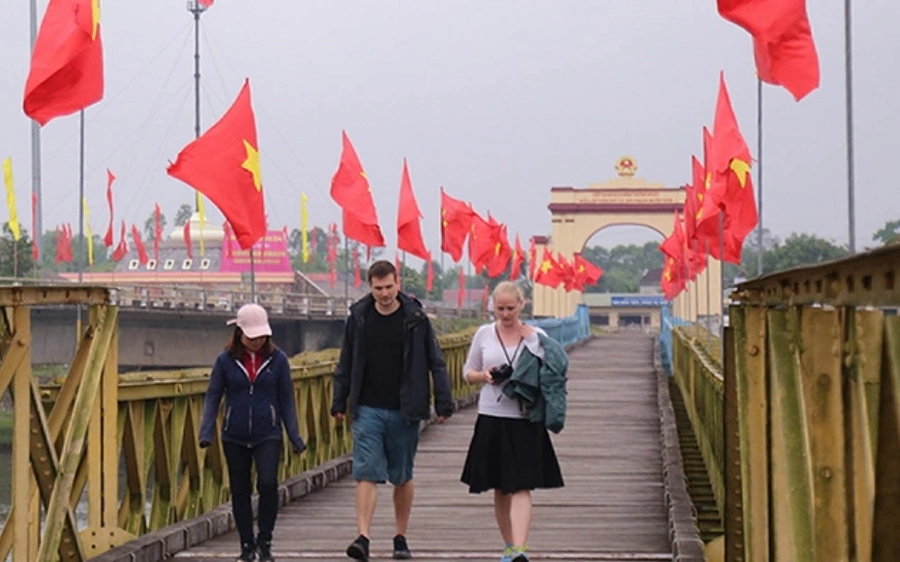 Da Nang to Hien Luong Bridge DMZ by car