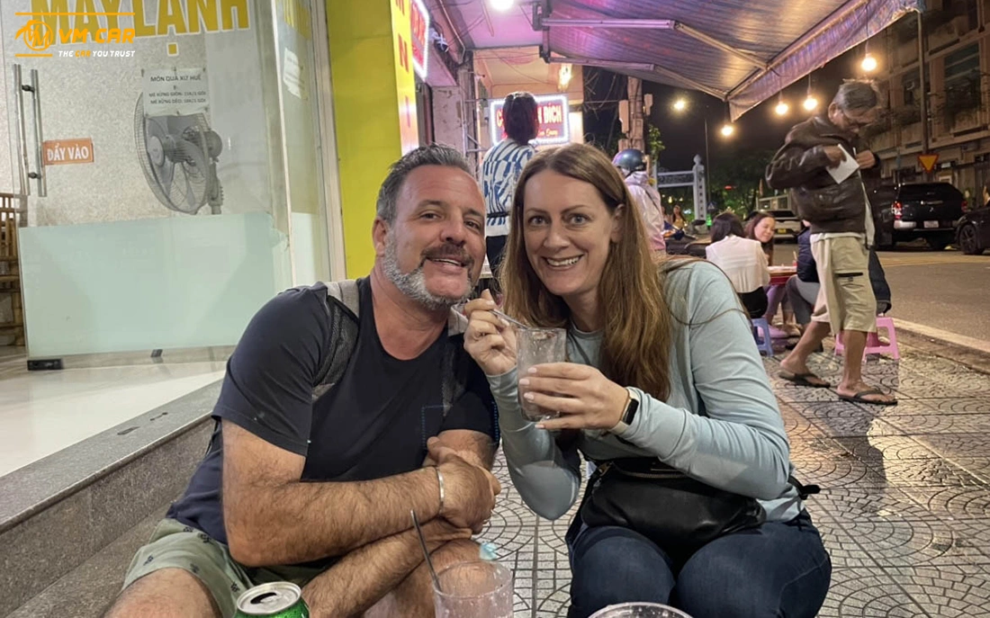 Hue street food by cyclo tour with Che