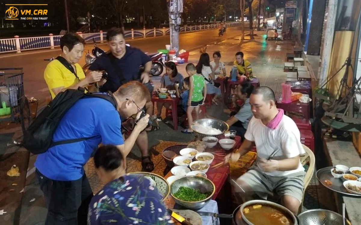 Hue street food tour by cyclo with bun bo