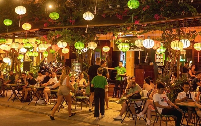 Enjoy local draft of Bia Hoi and live music