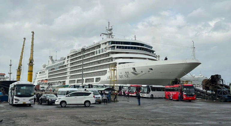 Cruise at Tien Sa port