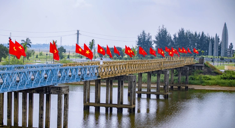 Hien Luong Bridge DMZ tour Vietnam