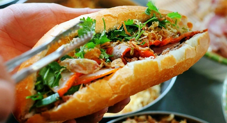Hanoi street food walking tour with banh mi
