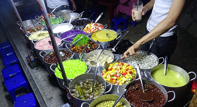 Che Hue food tour by walking