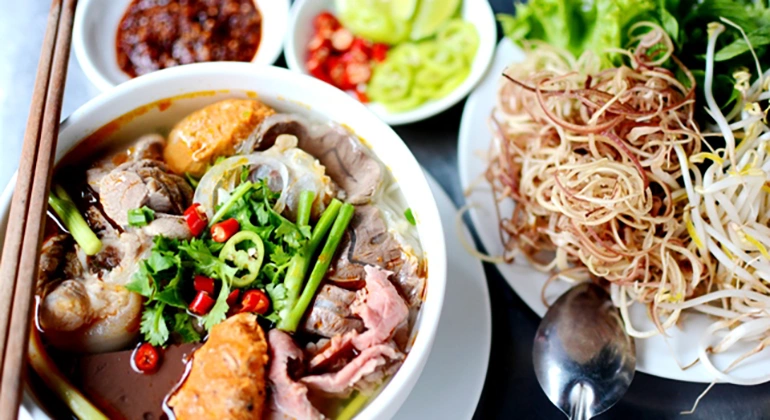 Bun Bo Hue food tour by walking