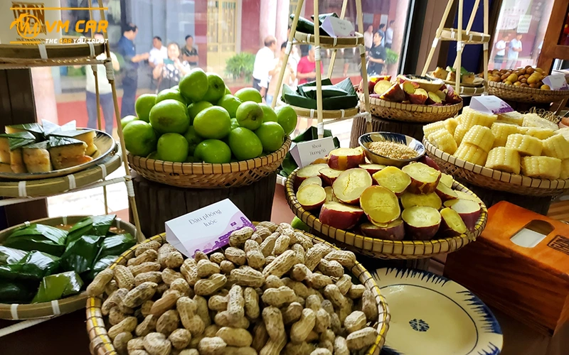 local food on Hue - Da Nang tourist train