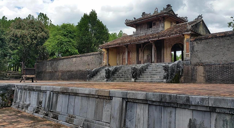 Thieu Tri Hue tombs tour