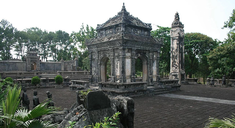 Hue Dong Khanh tombs tour