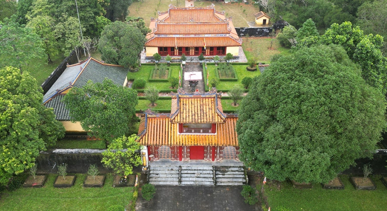 half day Hue tombs tour
