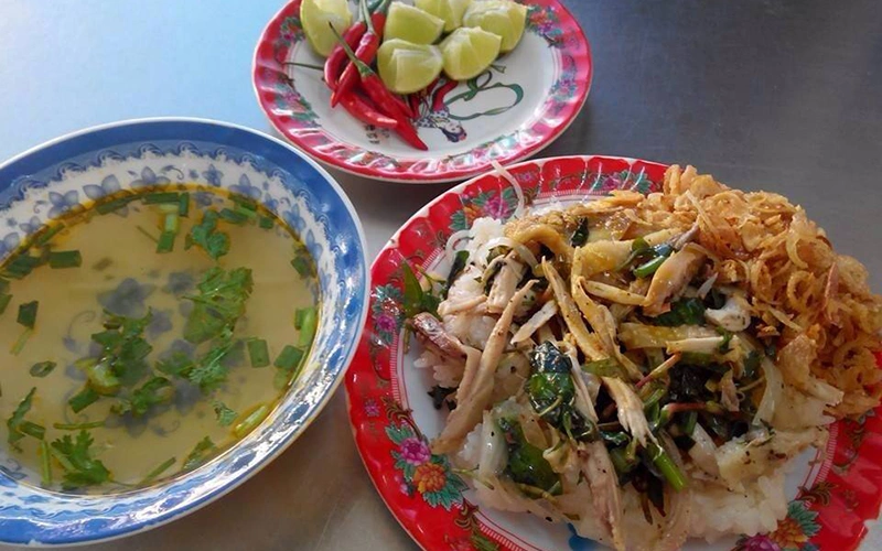 Xoi ga Ba Vui for breakfast in Da Nang