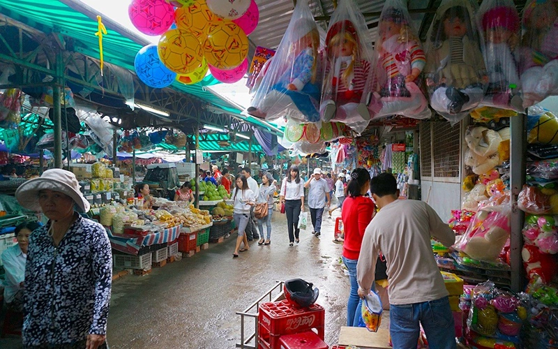 Dong Ba market in summer