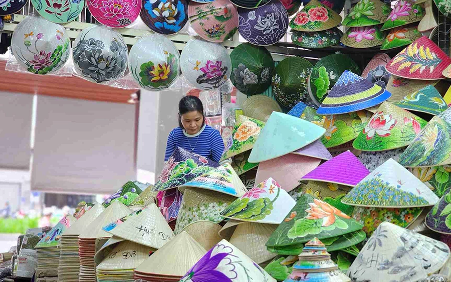 Conical hat at Dong Ba market