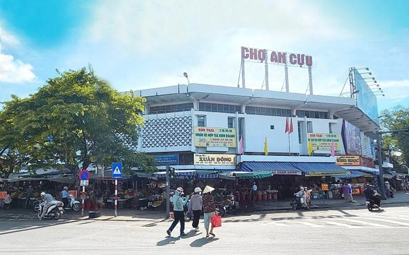 An Cuu market in Hue