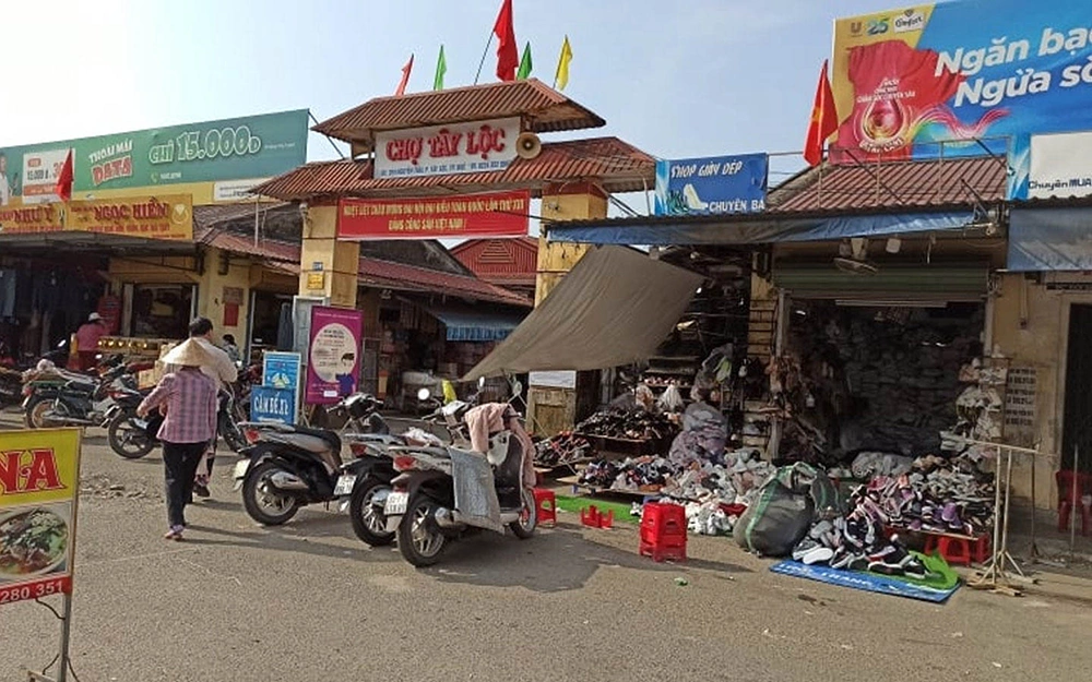Tay Loc market in Hue