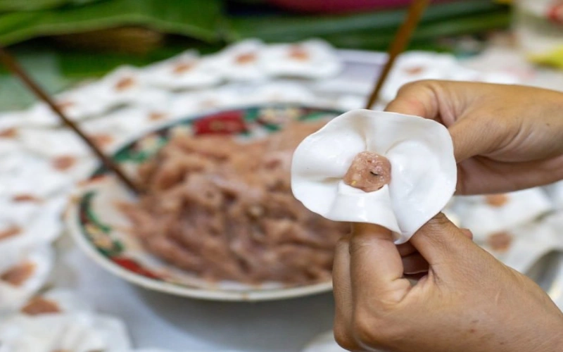 shape white rose dumplings