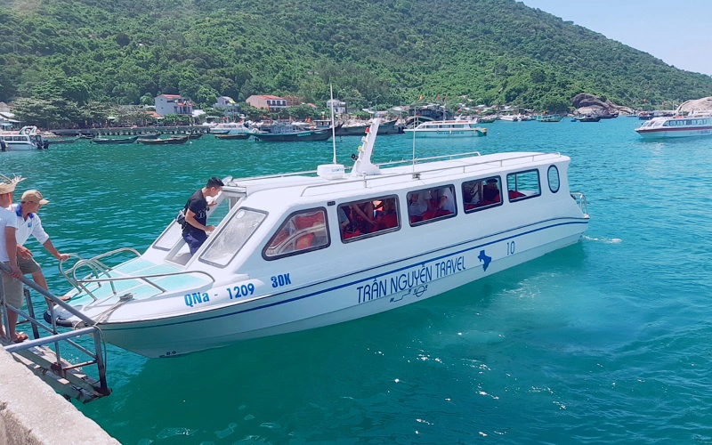 Speedboat to Cham Island