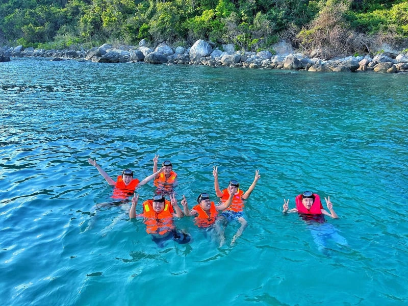 Snorkeling Cham Island
