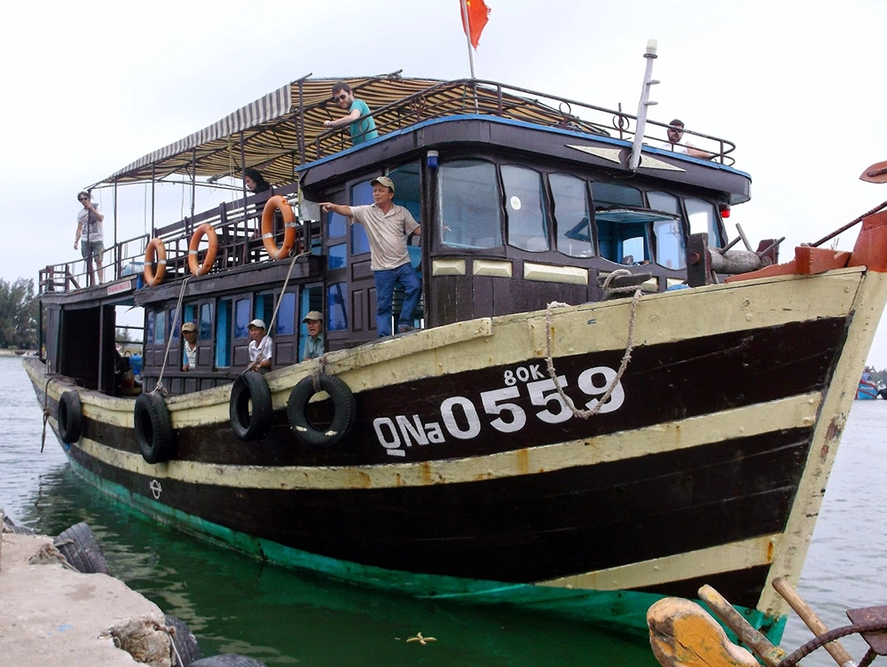 Wooden boat to Cham Island