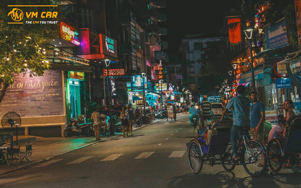 Explore Hue at night by cyclo