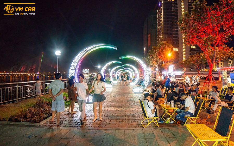 Bach Dang walking street