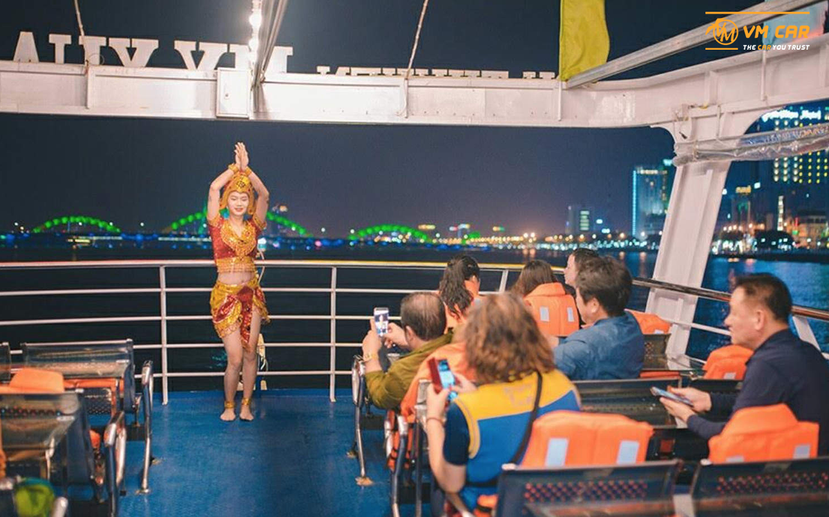 Experience a cruise on the Han River