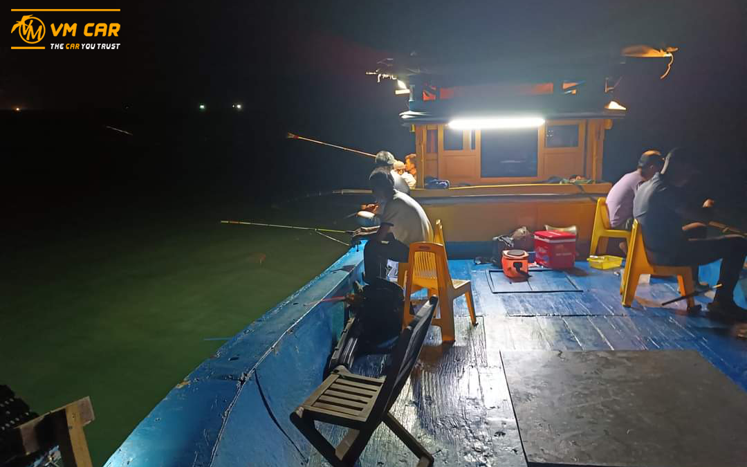 Things to do in Da Nang at night: squid fishing