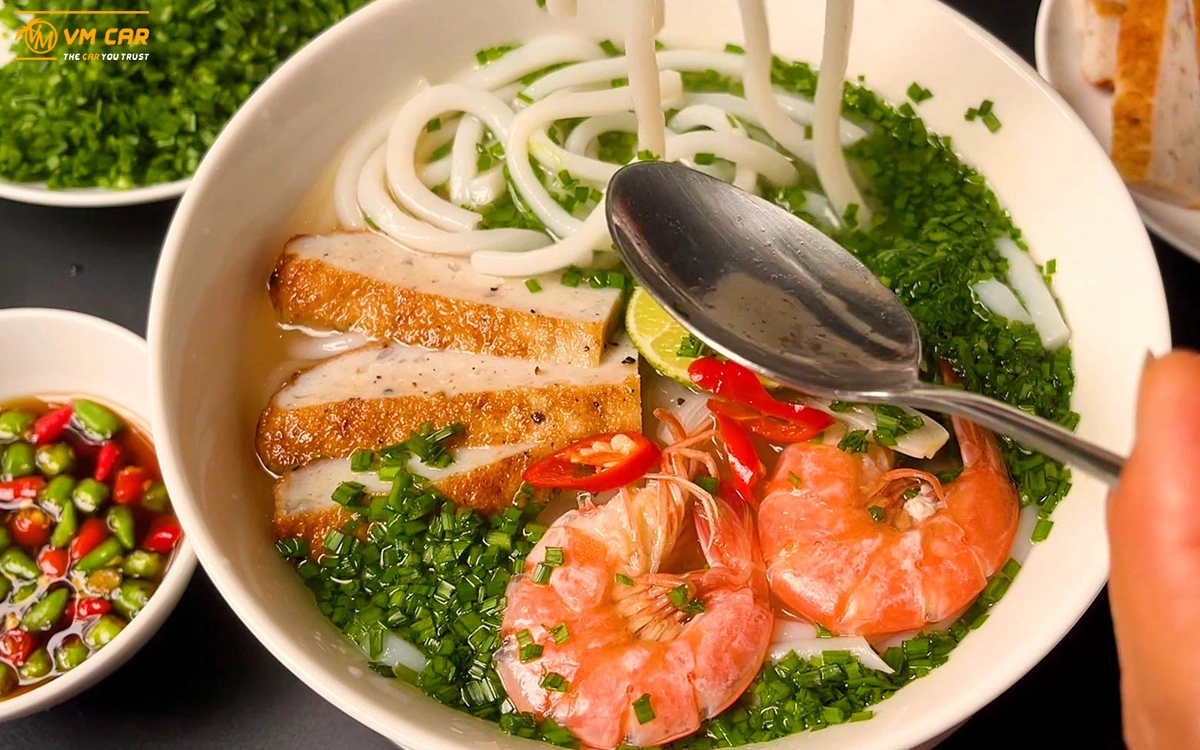 Noodle soup with fish cakes