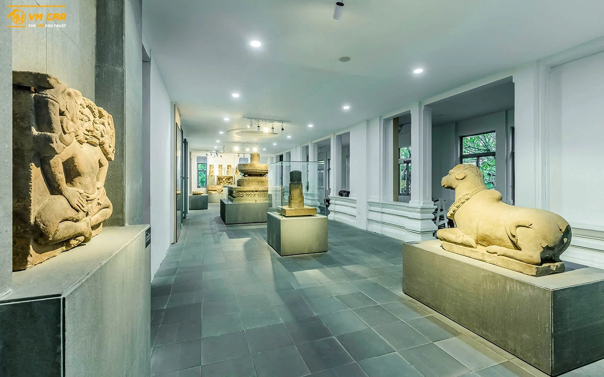 Artifacts at the Cham Museum