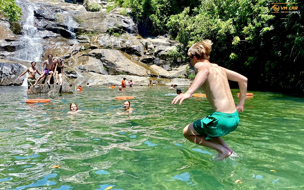 A relaxing light lunch at Lang Co Beach