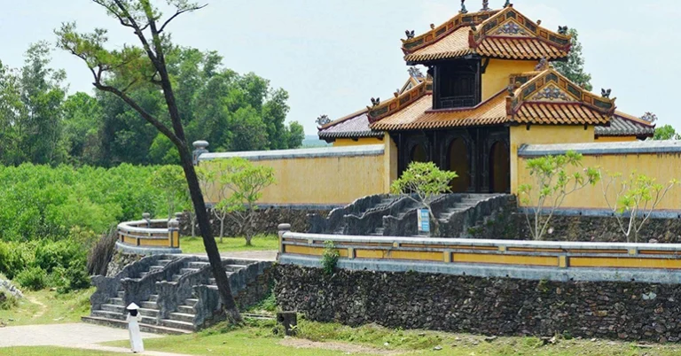 Hue tombs tour